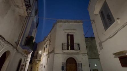 Migliaia di rondini invadono il centro storico di Gallipoli al tramonto