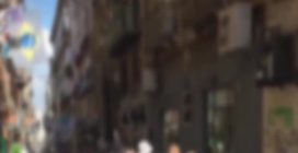 Rissa in centro a Napoli fra gli ambulanti che vendono i cornetti rossi