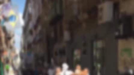 Rissa in centro a Napoli fra gli ambulanti che vendono i cornetti rossi