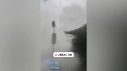 La furia della grandine a Cremona: raffiche di vento fino a 90 km/h