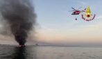 Yacht di 20 metri a fuoco al largo di Jesolo: evacuato prima di affondare