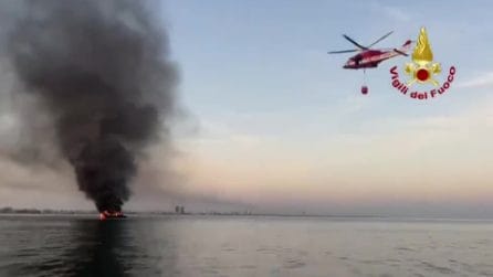Yacht di 20 metri a fuoco al largo di Jesolo: evacuato prima di affondare
