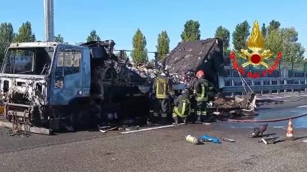 Camion prende fuoco sulla tangenziale Ovest di Milano: code fino a 9 chilometri verso Bologna