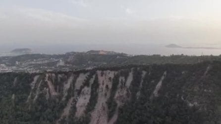 Campi Flegrei, le immagini della frana al cratere Astroni dopo il terremoto 4.7: strade cancellate, parco chiuso