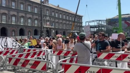 Campi Flegrei, protesta degli sfollati all'esterno della Prefettura di Napoli