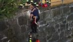 Carabinieri salvano tre bambini bloccati nel fiume a Merano