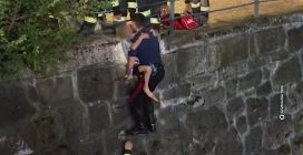 Carabinieri salvano tre bambini bloccati nel fiume a Merano