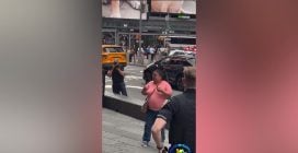 New York: donna accoltella persone a caso a Times Square prima di essere uccisa dalla polizia