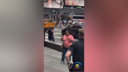 New York: donna accoltella persone a caso a Times Square prima di essere uccisa dalla polizia