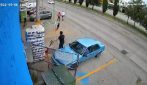 Messico, bimba corre in strada, magazziniere del supermercato si lancia e la salva