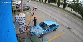Messico, bimba corre in strada, magazziniere del supermercato si lancia e la salva