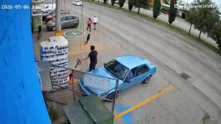 Messico, bimba corre in strada, magazziniere del supermercato si lancia e la salva