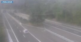 Contromano in A1 per 50 chilometri, 32enne bloccata dopo inseguimento: il video