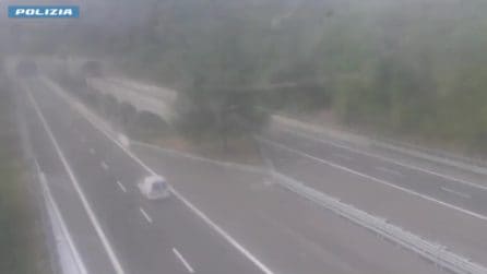 Contromano in A1 per 50 chilometri, 32enne bloccata dopo inseguimento: il video