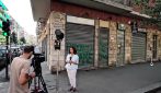 Molestie su 13enne a Torino, insulti sulle saracinesche del minimarket dell'indagato