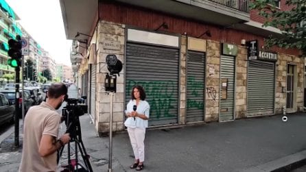 Molestie su 13enne a Torino, insulti sulle saracinesche del minimarket dell'indagato