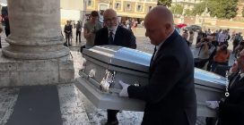 Il funerale di Daniele Compatangelo a Roma: l'ultimo saluto al corrispondente di La7