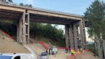 Uccide l’ex compagna e si lancia dal viadotto della A1: femminicidio in Toscana