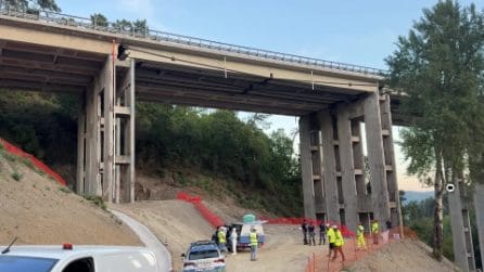 Uccide l’ex compagna e si lancia dal viadotto della A1: femminicidio in Toscana