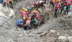 Nepal, due operai estratti vivi da un tunnel nove giorni dopo l'alluvione: il video