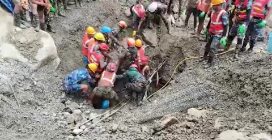 Nepal, due operai estratti vivi da un tunnel nove giorni dopo l'alluvione: il video