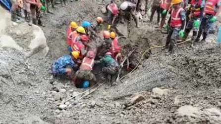 Nepal, due operai estratti vivi da un tunnel nove giorni dopo l'alluvione: il video