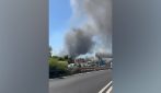 Incendio a Latina: fiamme vicino a un ospedale ortopedico, fumo invade via Pontina