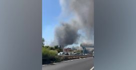 Incendio a Latina: fiamme vicino a un ospedale ortopedico, fumo invade via Pontina