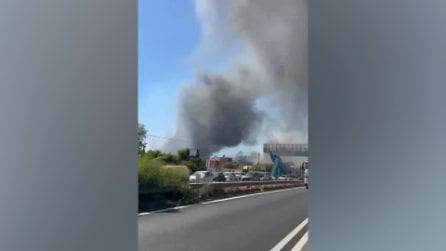 Incendio a Latina: fiamme vicino a un ospedale ortopedico, fumo invade via Pontina