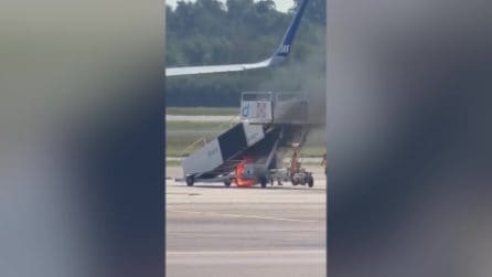 Il video dell'incendio all'aeroporto di Milano Malpensa, a fuoco una scaletta elettrica