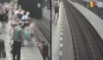 Bimbo cade sui binari mentre guarda il cellulare a Praga: salvato all’ultimo secondo dagli altri passeggeri