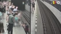 Bimbo cade sui binari mentre guarda il cellulare a Praga: salvato all’ultimo secondo dagli altri passeggeri