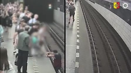 Bimbo cade sui binari mentre guarda il cellulare a Praga: salvato all’ultimo secondo dagli altri passeggeri