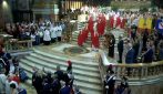 Napoli, miracolo di San Gennaro 2026, il vescovo mostra il sangue liquefatti ai fedeli
