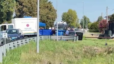 Auto nel fiume e all'interno un cadavere legato: il video delle operazioni a Padova