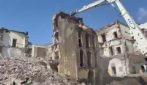 Abbattuta la torre di Palazzo Fienga a Torre Annunziata: era il simbolo della camorra