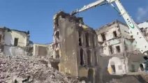 Abbattuta la torre di Palazzo Fienga a Torre Annunziata: era il simbolo della camorra