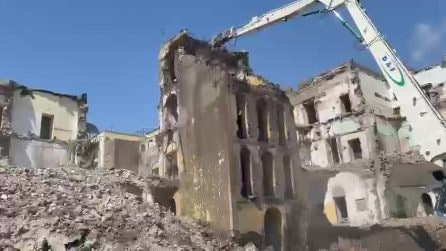 Abbattuta la torre di Palazzo Fienga a Torre Annunziata: era il simbolo della camorra