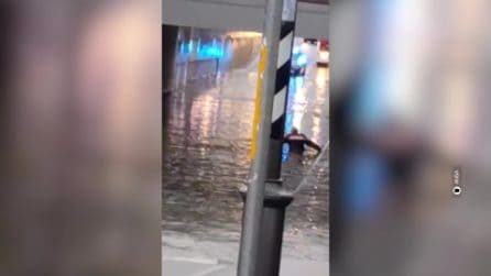 Donna muore annegata nell'auto intrappolata nel sottopassaggio allagato