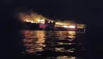 Incendio su un traghetto di turisti nelle Filippine: almeno 5 morti e 87 dispersi