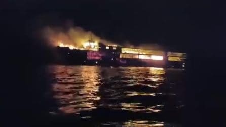 Incendio su un traghetto di turisti nelle Filippine: almeno 5 morti e 87 dispersi