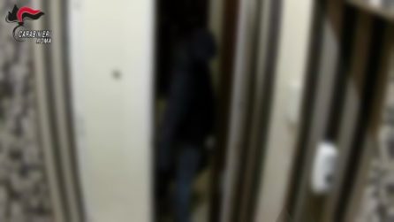 Rapina in casa al Colosseo, minacciano i proprietari e scappano con 100mila euro di gioielli