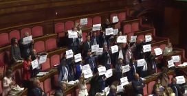 Legge elettorale, FdI in Aula mostra cartelli contro le opposizioni: "Con noi le preferenze"