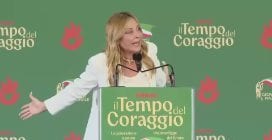 Meloni si rivolge a Schlein e la sbeffeggia: “Elly cara, prova a dire una cosa vera contro di noi”