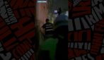 Si barrica per ore sul tetto di un'ex scuola di Bergamo lanciando tegole contro gli agenti: il video