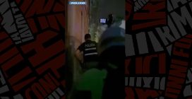 Si barrica per ore sul tetto di un'ex scuola di Bergamo lanciando tegole contro gli agenti: il video