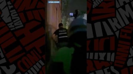Si barrica per ore sul tetto di un'ex scuola di Bergamo lanciando tegole contro gli agenti: il video