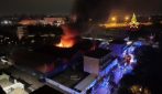 Incendio distrugge un'autorimessa a Pero: filmati 3 uomini con viso coperto e tanica di benzina