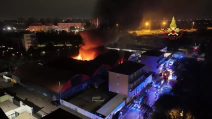 Incendio distrugge un'autorimessa a Pero: filmati 3 uomini con viso coperto e tanica di benzina