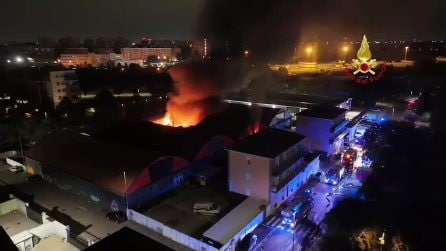 Incendio distrugge un'autorimessa a Pero: filmati 3 uomini con viso coperto e tanica di benzina